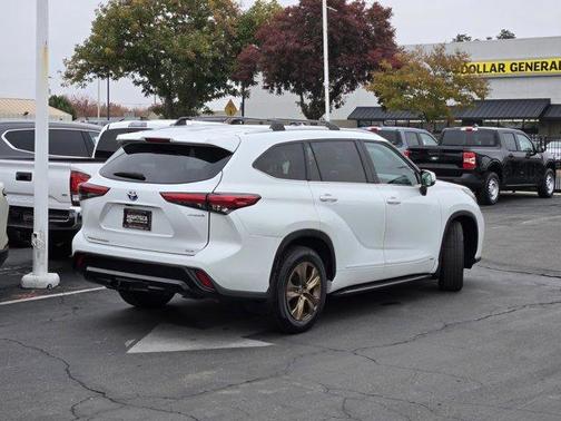 2022 Toyota Highlander Hybrid Bronze Edition