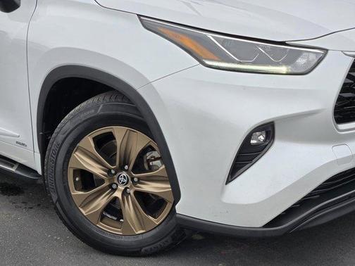 2022 Toyota Highlander Hybrid Bronze Edition