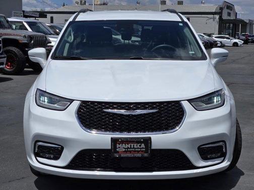 2022 Chrysler Pacifica Touring-L