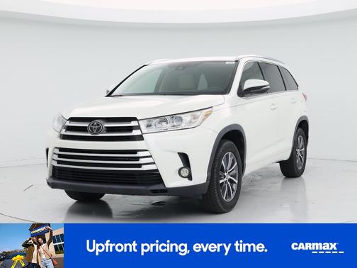 White 2017 Toyota Highlander XLE