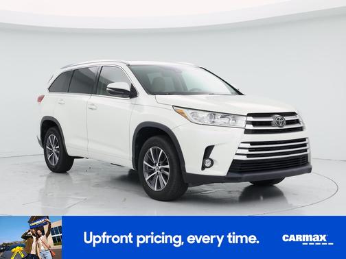 White 2017 Toyota Highlander XLE