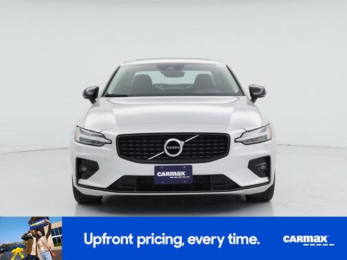 Silver 2022 Volvo S60 B5 Momentum
