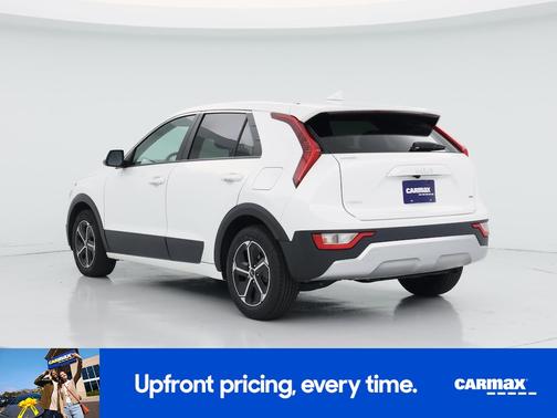White 2023 Kia Niro LX