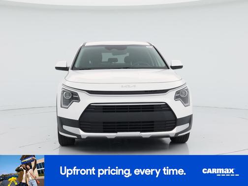 White 2023 Kia Niro LX