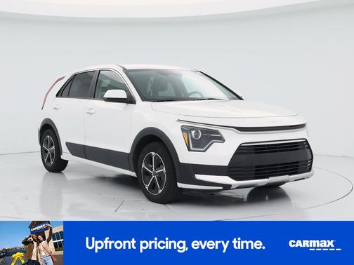White 2023 Kia Niro LX