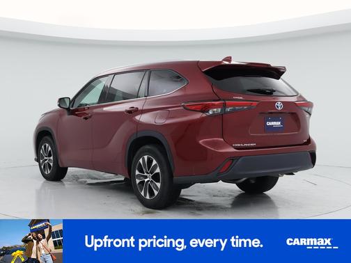 Red 2022 Toyota Highlander Hybrid XLE