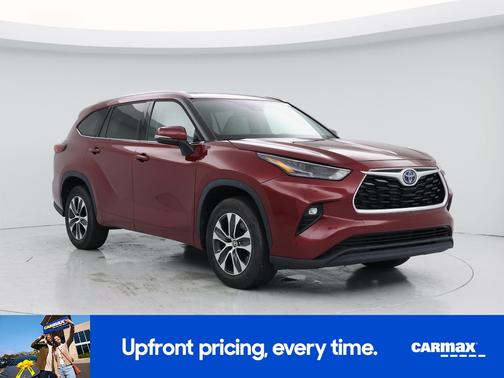Red 2022 Toyota Highlander Hybrid XLE