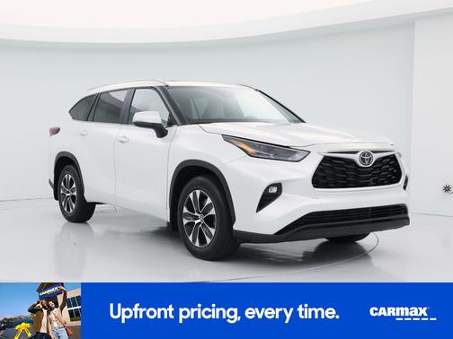 White 2024 Toyota Highlander XLE