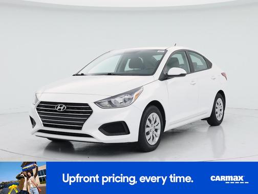 White 2022 Hyundai Accent SE