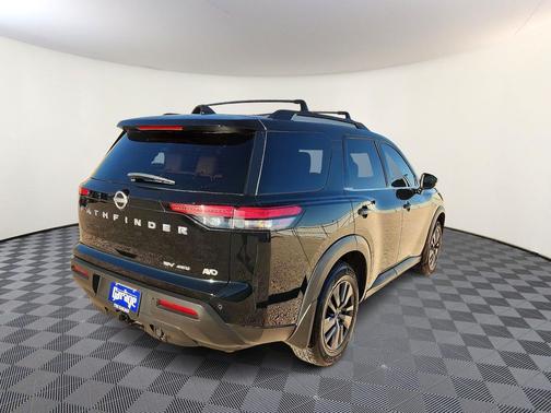 2022 Nissan Pathfinder SV