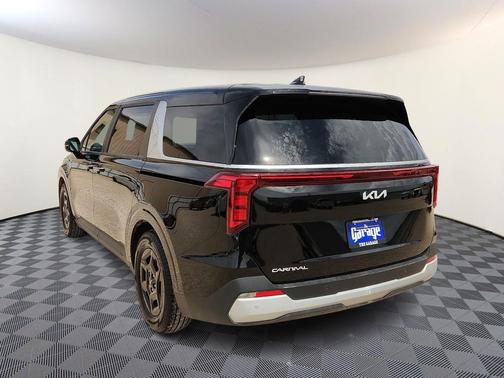 Aurora Black Pearl 2025 Kia Carnival LXS