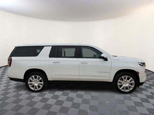 Iridescent Pearl Tricoat 2023 Chevrolet Suburban 4WD High Country