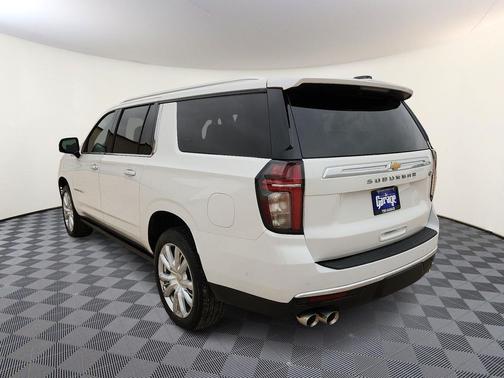Iridescent Pearl Tricoat 2023 Chevrolet Suburban 4WD High Country