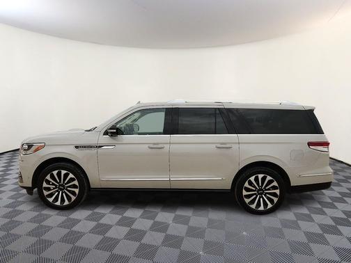 Ceramic Pearl Metallic Tri-Coat 2023 Lincoln Navigator Reserve