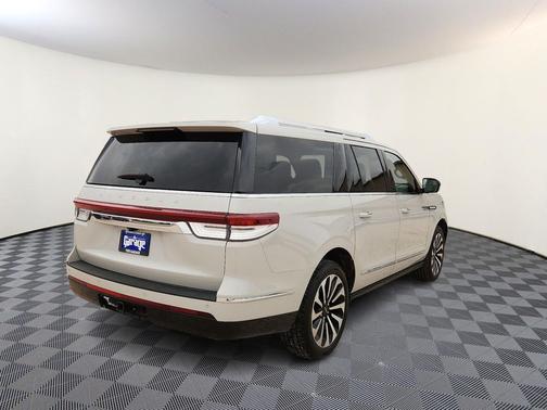 Ceramic Pearl Metallic Tri-Coat 2023 Lincoln Navigator Reserve