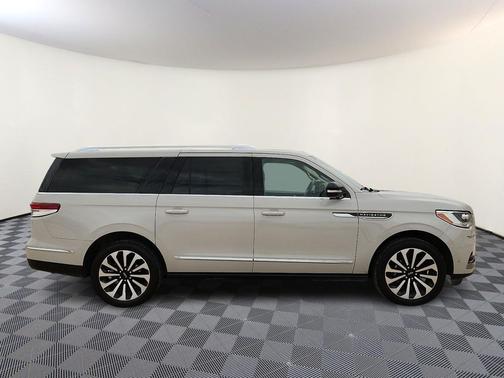 Ceramic Pearl Metallic Tri-Coat 2023 Lincoln Navigator Reserve