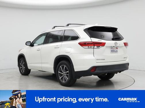 White 2017 Toyota Highlander XLE