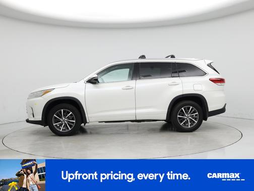 White 2017 Toyota Highlander XLE