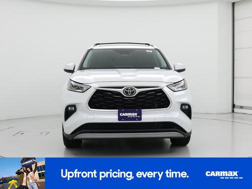 White 2022 Toyota Highlander Platinum