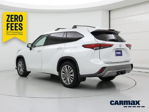 White 2022 Toyota Highlander Platinum