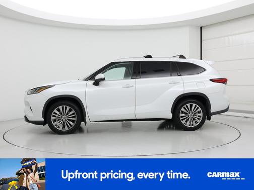 White 2022 Toyota Highlander Platinum