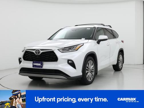 White 2022 Toyota Highlander Platinum