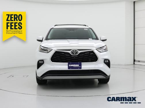 White 2022 Toyota Highlander Platinum