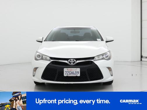 White 2017 Toyota Camry SE