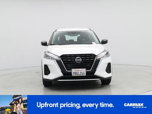 White 2022 Nissan Kicks S