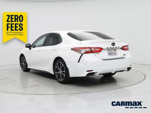 White 2018 Toyota Camry SE