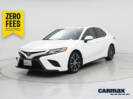 White 2018 Toyota Camry SE