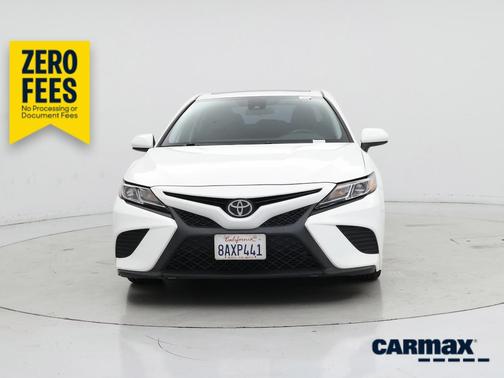 White 2018 Toyota Camry SE