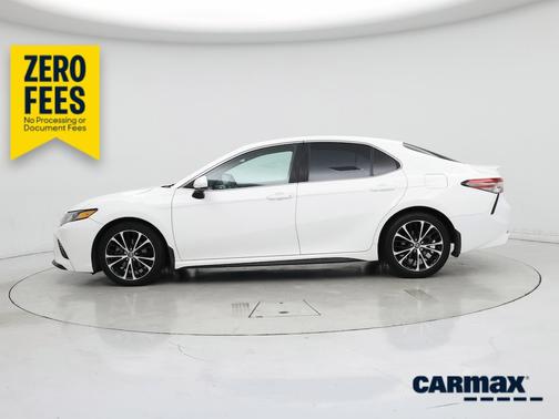 White 2018 Toyota Camry SE