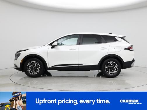 White 2025 Kia Sportage LX