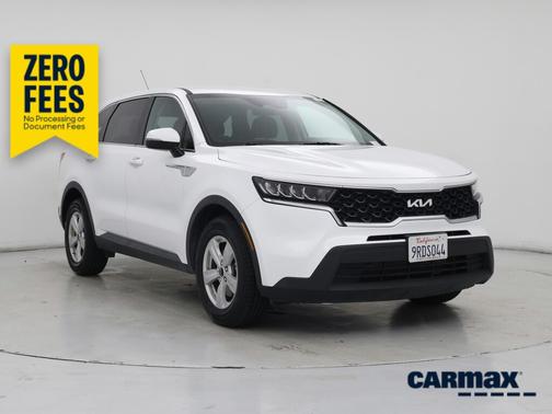 White 2023 Kia Sorento LX