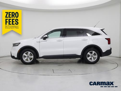 White 2023 Kia Sorento LX