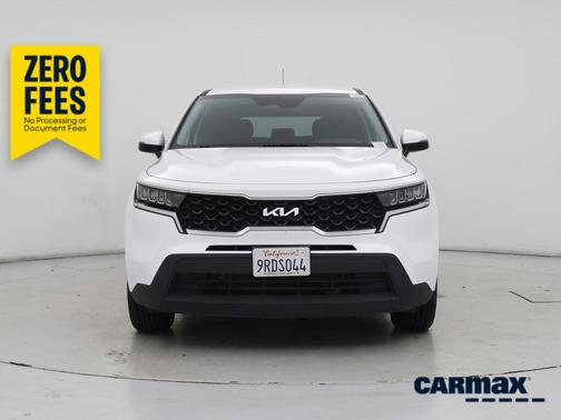 White 2023 Kia Sorento LX
