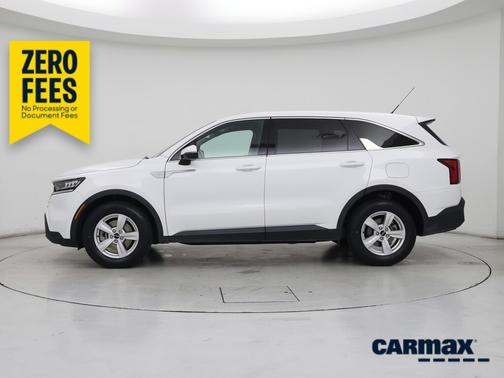 White 2023 Kia Sorento LX