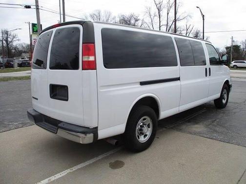 Summit White 2017 Chevrolet Express 3500 LT