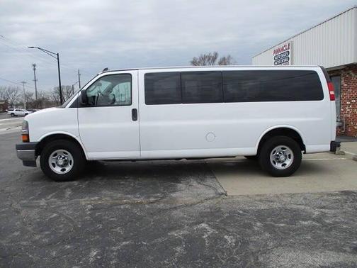Summit White 2017 Chevrolet Express 3500 LT