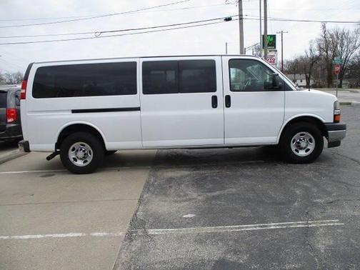 Summit White 2017 Chevrolet Express 3500 LT