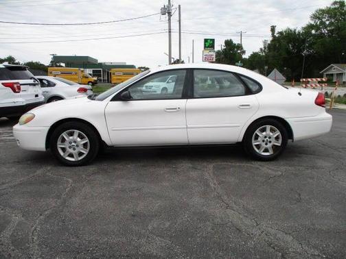2004 Ford Taurus LX