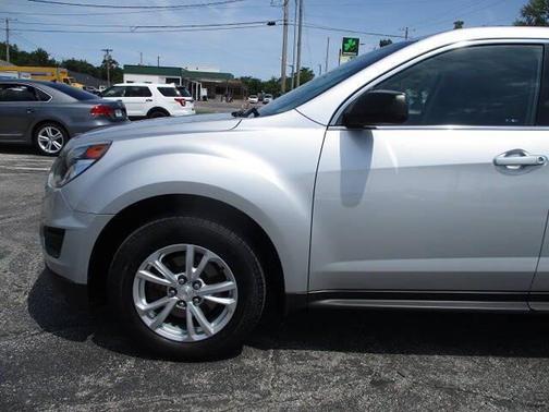 Silver Ice Metallic 2017 Chevrolet Equinox LS