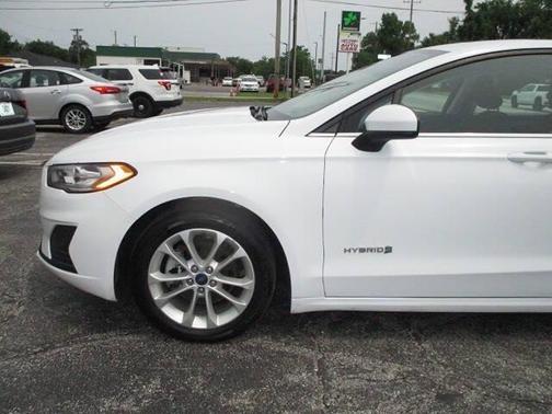 White 2019 Ford Fusion Hybrid SE