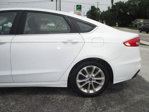 White 2019 Ford Fusion Hybrid SE