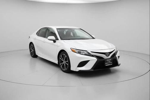 Super White 2018 Toyota Camry SE