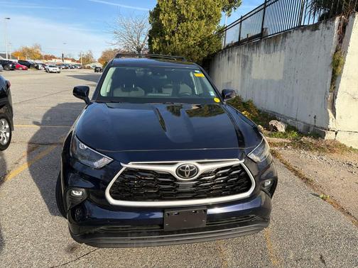 2022 Toyota Highlander LE