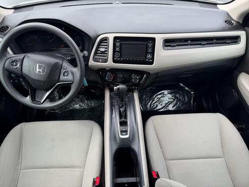 Platinum White Pearl 2019 Honda HR-V LX