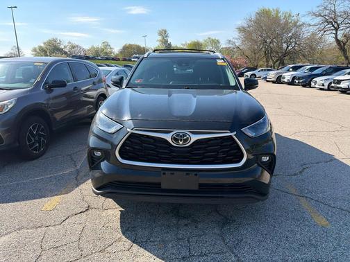 Midnight Black Metallic 2022 Toyota Highlander XLE