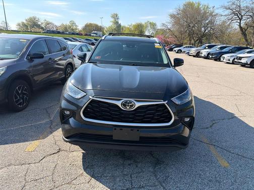 Midnight Black Metallic 2022 Toyota Highlander XLE